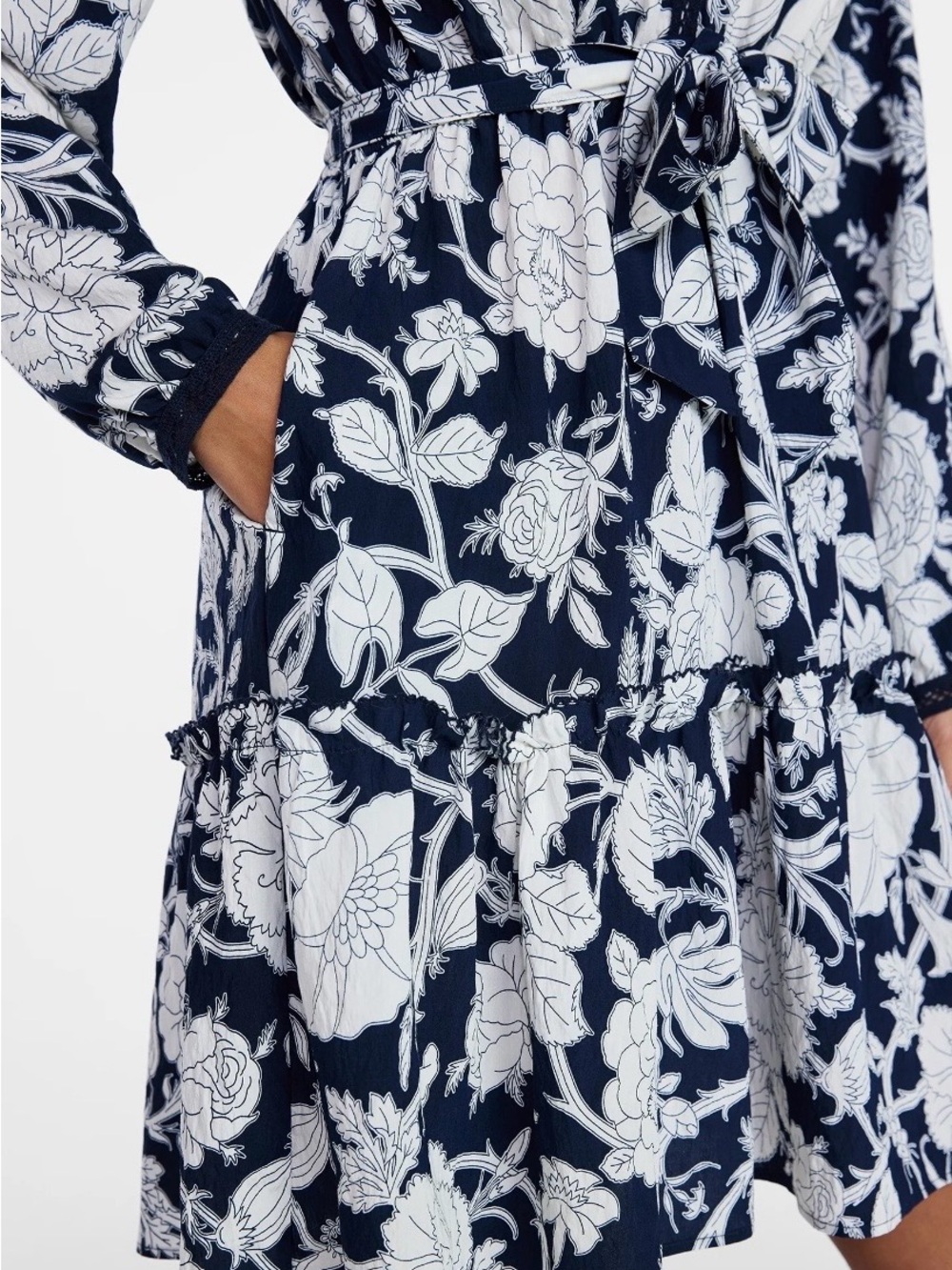 NWT! Time & Tru Navy and White Floral Tiered Long-Sleeve Dress. Size Large. - Picture 3 of 6
